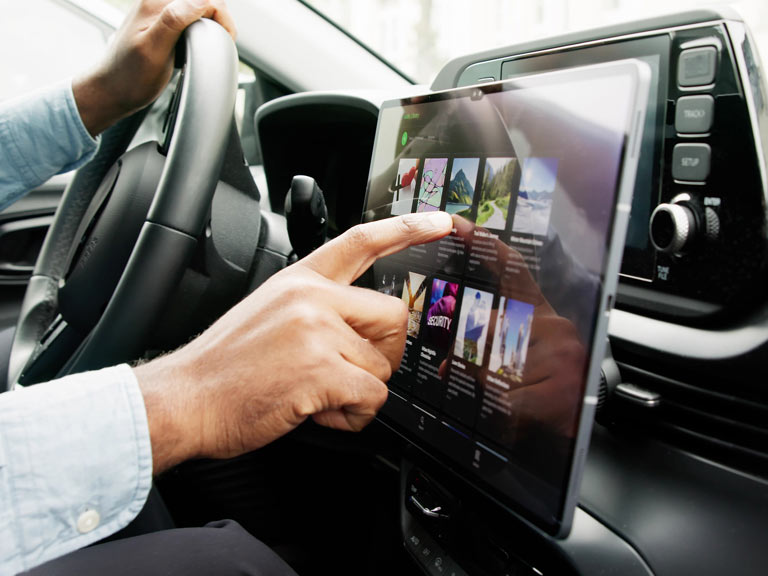 Guiding a global automotive supplier’s next-gen display tech investments with consumer insights
